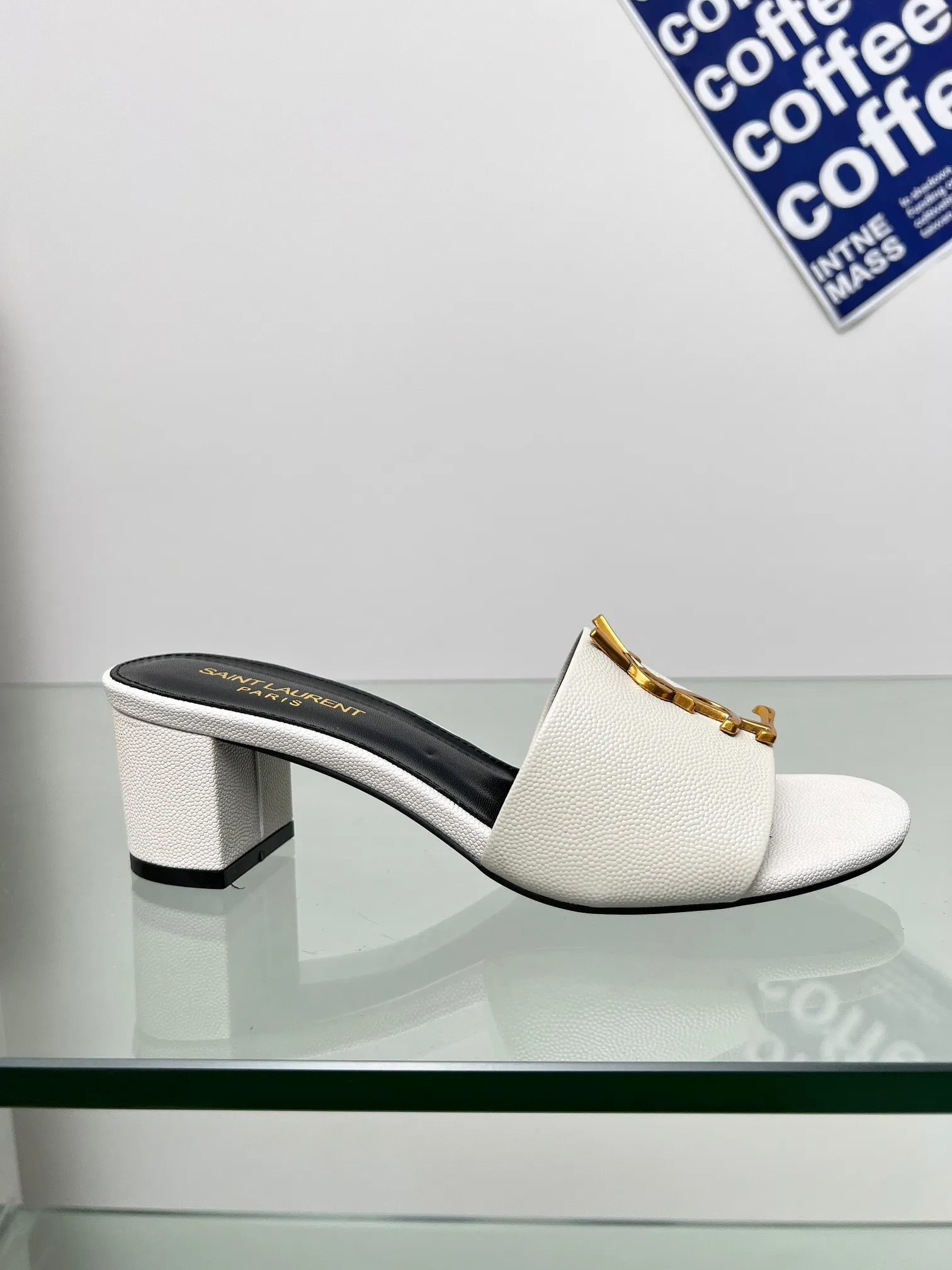 👟👟Ex-factory price 340👟👟 Genuine leather sole +30 Heel height: 5cm Fabric: Cow leather Pads: Sheep leather Size: 35-43 (42, 43 custom-made, non-returnable) [Saint Laurent] Saint Laurent 2024 counter synchronized new model, YSL-logo letter buckle decoration, high-quality and glamorous masterpiece, both temperament and fashion Classic and attractive design style, especially beautiful on the feet